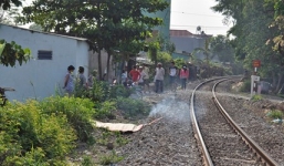 Người đàn ông bị vỡ hộp sọ, nằm chết bên đường sắt